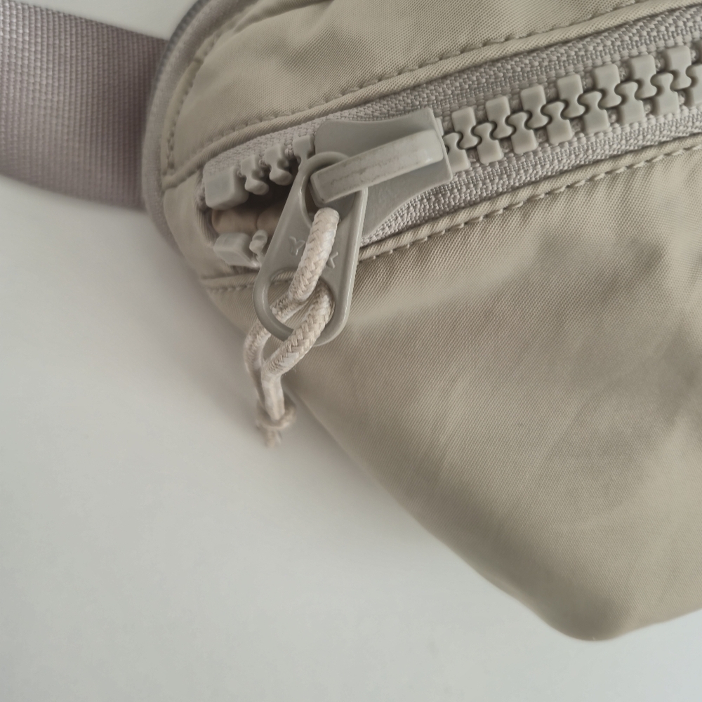lululemon Everywhere Belt Bag Trench Beige Neutral - Picture 5 of 13